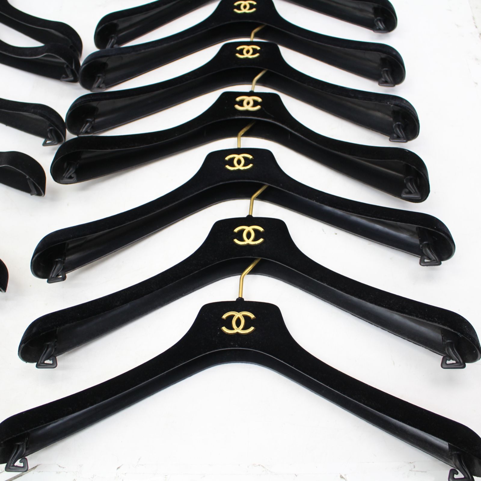 IS460)シャネル CHANEL ハンガー 16本セット W40cm フック付き IS460)シャネル CHANEL ハンガー 16本セット W40cm フック付き