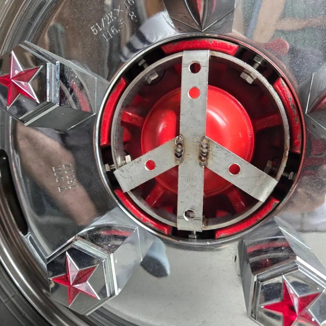 2トン★丸型★キャンター エルフ用 ホイールセンターハブカバー 2穴 デコトラ 2トン☆丸型☆キャンター エルフ用 ホイールセンターハブカバー