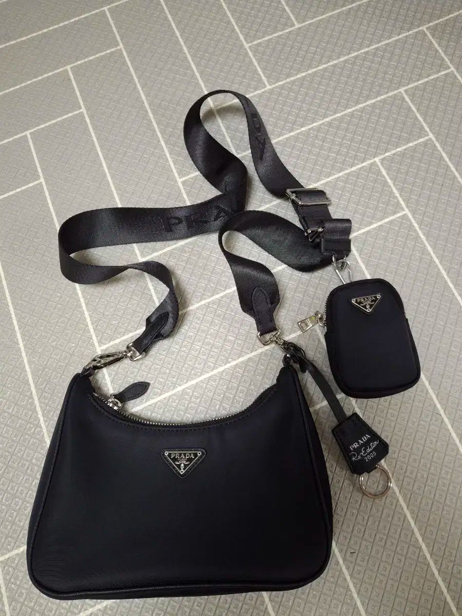 ほぼ未使用　プラダ　クロスボディバッグ　ダークカーキ 118056.jpg
