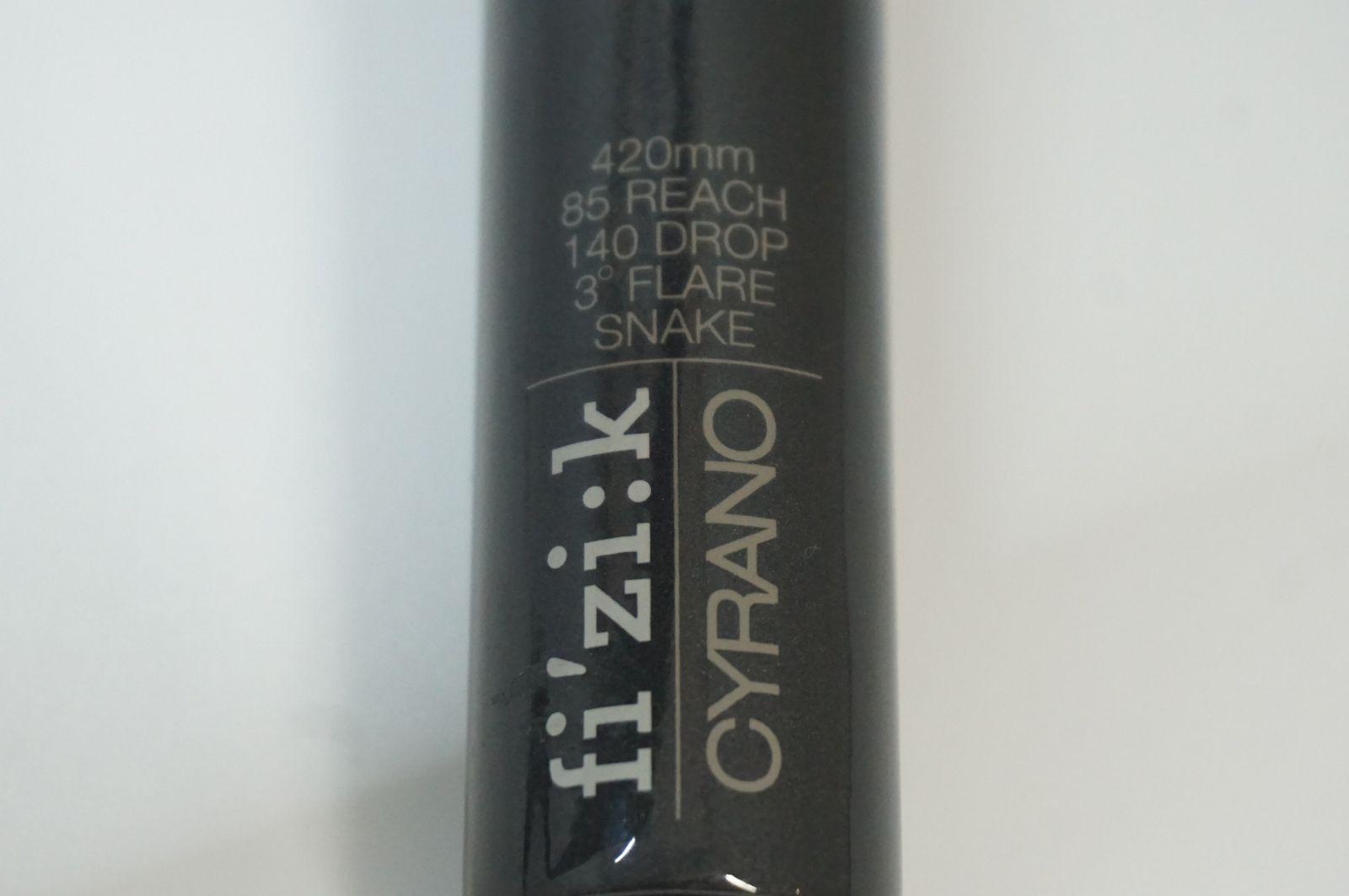 FIZIK 「フィジーク」 CYRANO R1 SNAKE φ31.8 420mm ハンドル
