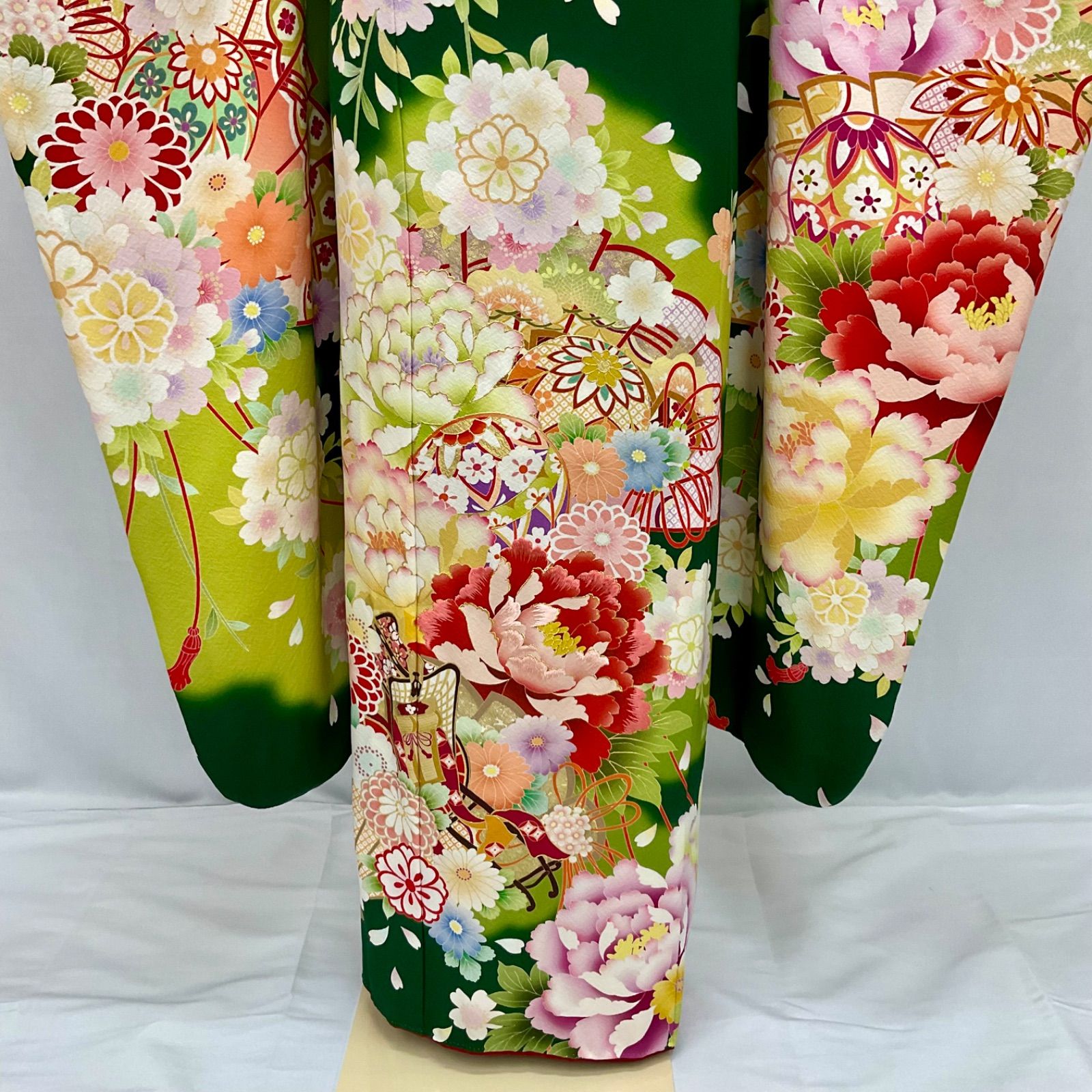 振袖　グリーン系　牡丹　御所車　鞠　扇　刺繍　正絹 振袖 グリーン系 牡丹 御所車 鞠 扇 刺繍 正絹 正統派古典 深緑