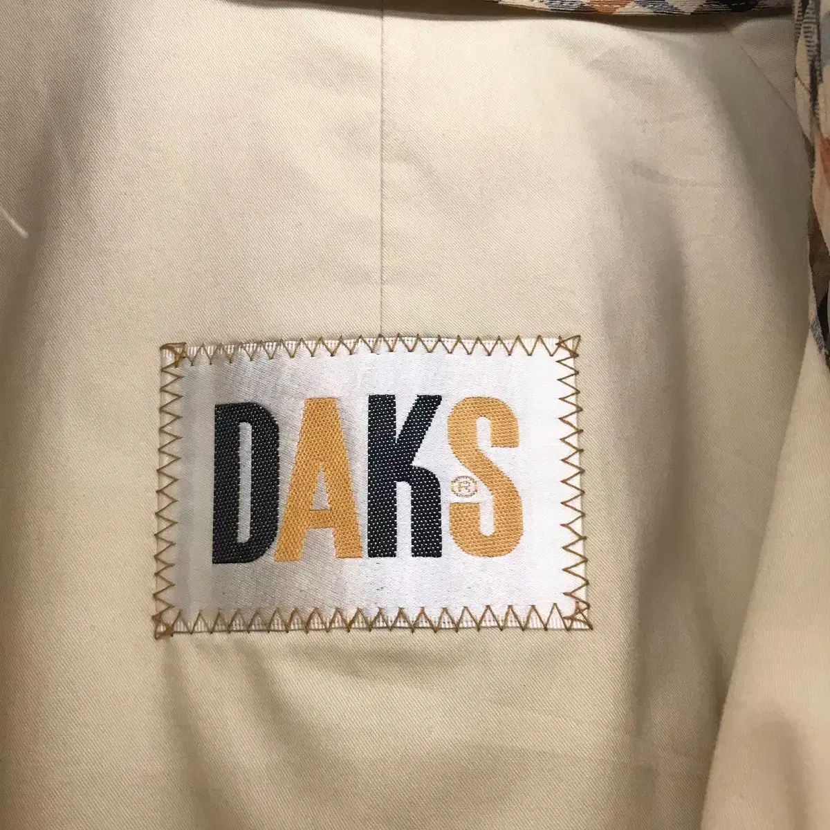 DAKS