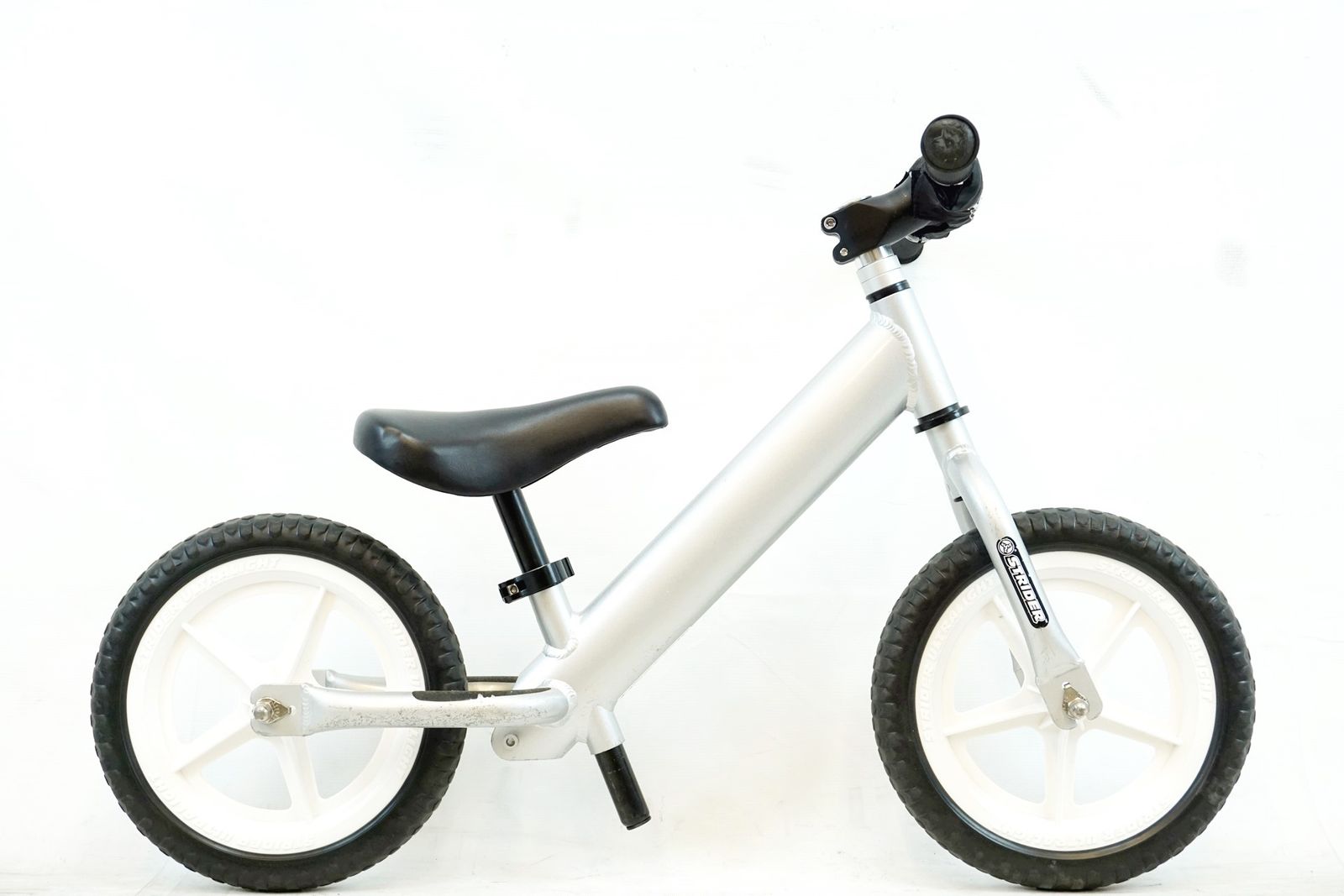 ストライダー 12インチ 白 スポーツモデル ホワイト STRIDER 楽天市場】【正規品】 ストライダー 12インチ セーブ・ザ・チルドレン