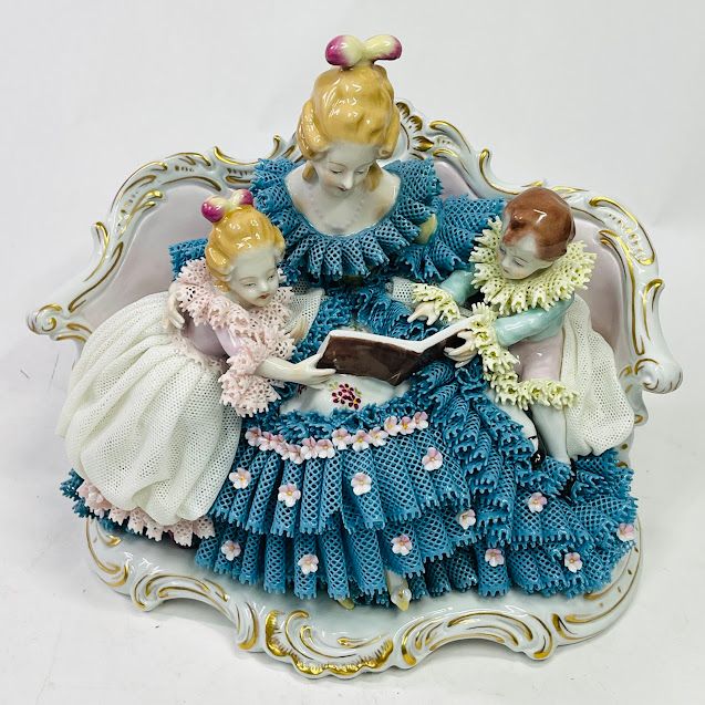 中古】Volkstedt フォルクシュテット 陶器人形 レースドール 絵本を