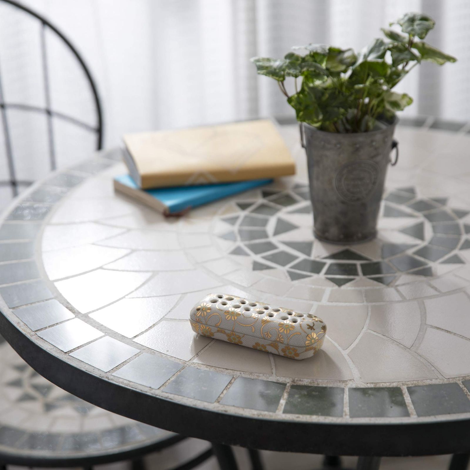 有田焼 の 香皿 せんこうたて仏壇用 かわいい 線香置き 仏具 陶器 お香立て 九谷焼 夕凪 な 白粒鉄仙 おしゃれ 小 寝かせる線香皿 ミニサイズ 白 横置き 国産 線香立て 香炉 サンメニー