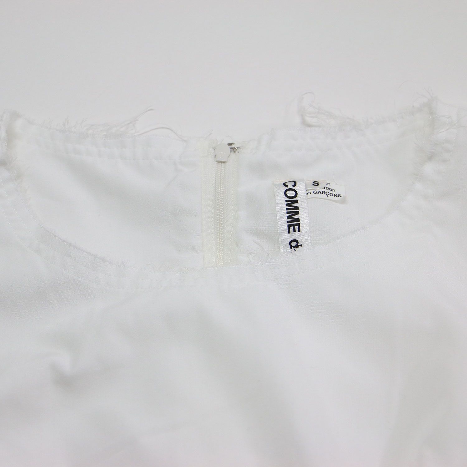 COMME des GARCONS コムデギャルソン ブラウス ホワイト 白 サイズ S 23春夏 ノースリーブ ギャザー ブラウス クルーネック カットオフ Aライン トップス シャツ レディース USTAUSTRALIA_COM_AU