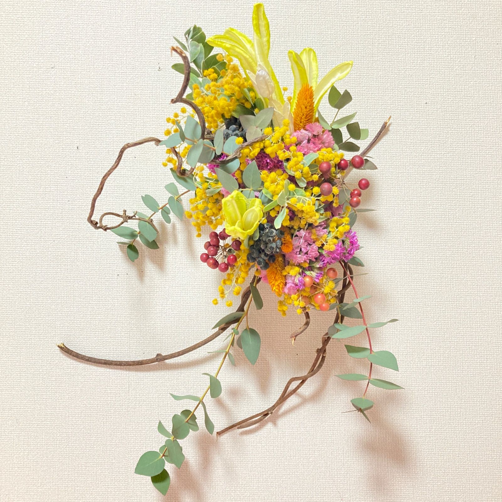 創作キュウイツルスワッグ　ミモザ＆高砂ユリイエロー 創作キュウイツルスワッグ ミモザ＆高砂ユリイエロー - メルカリ