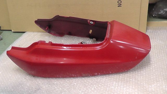 CB-1 NC27-1051xxx の シートカウル 傷 1746757947