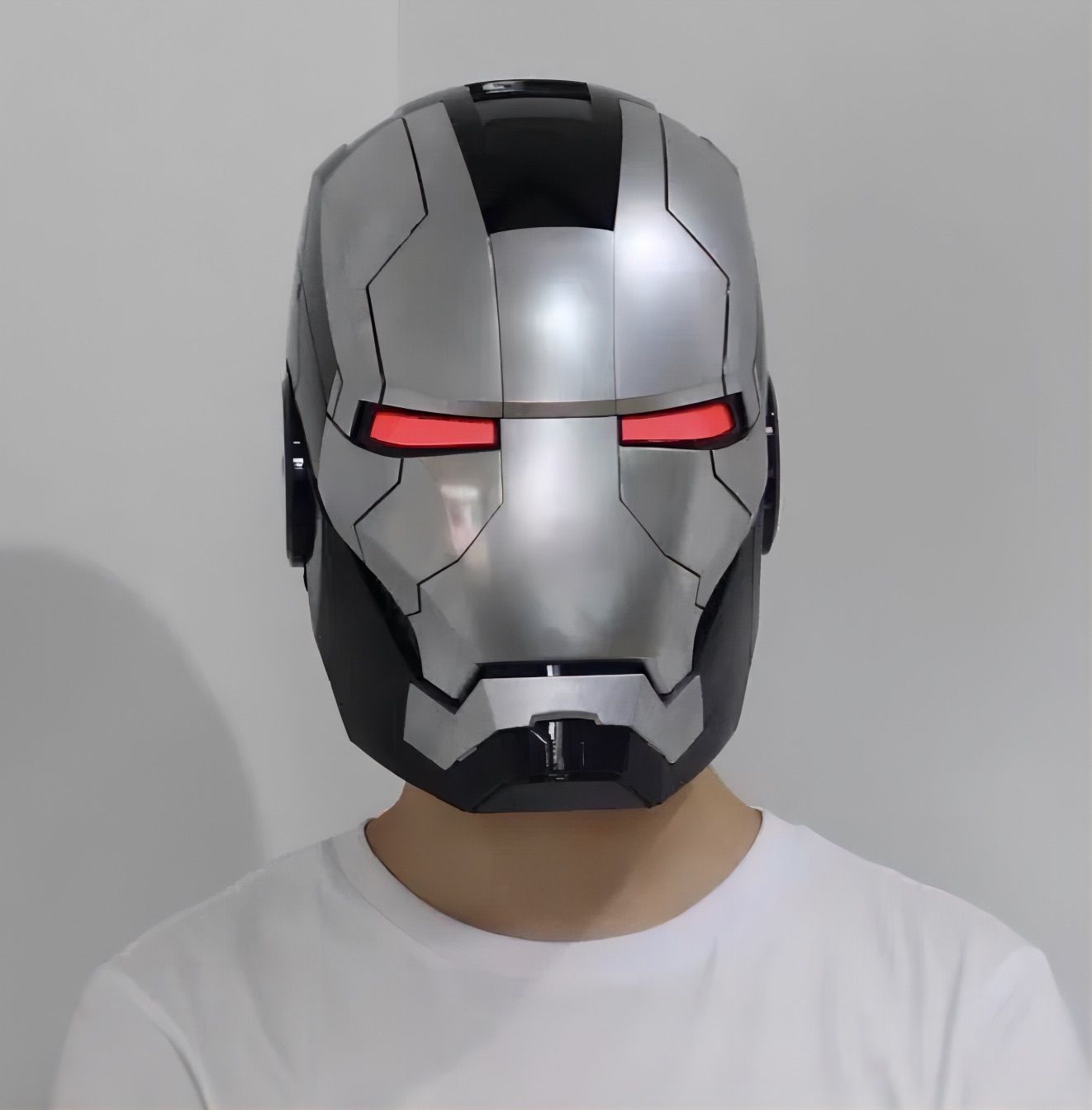 お見逃しなく！ アイアンマン リアルマスク ブラックメタリック メット 等身大 マーベル トニー スターク LED発光 自動作動 多機能 コスプレ 仮装 インテリア ironman