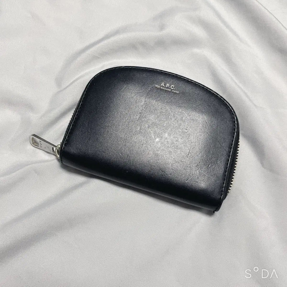 A.P.C. ブラック レザー 二つ折り財布 A.P.C. アーペーセー ブラック 二つ折り財布 - メルカリ