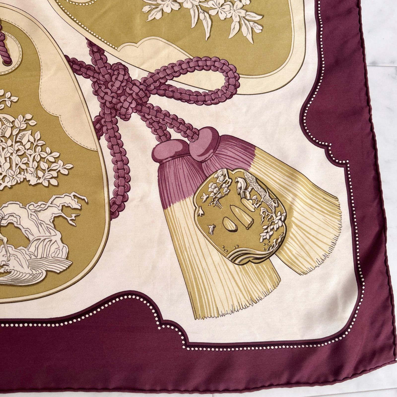 HERMES エルメス　カレ90 スカーフ ドラゴンTSUBAS HERMES エルメス カレ90 TSUBAS シルク スカーフ ドラゴン柄 ボルドー