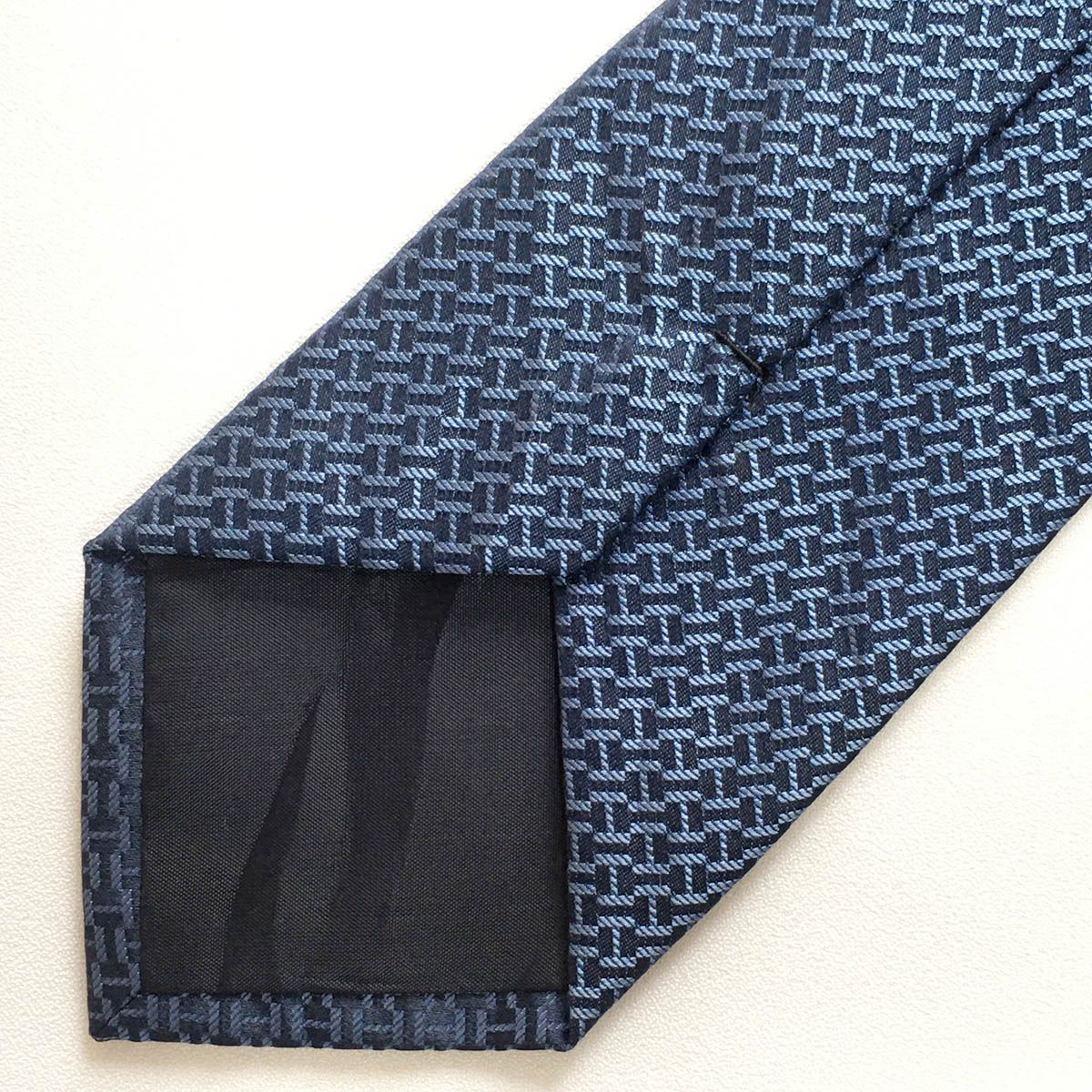 美品 エルメス HERMES ネクタイ シルク100% フランス製 イス柄 美品 エルメス HERMES ネクタイ シルク100% フランス製 【H柄
