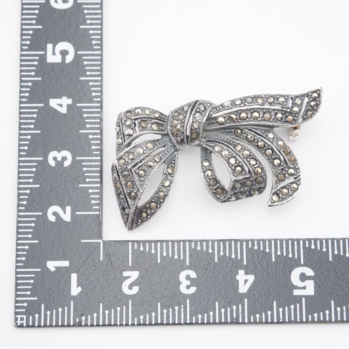 C613 マーカサイト マルカジット ブローチ リボン デザイン シルバー