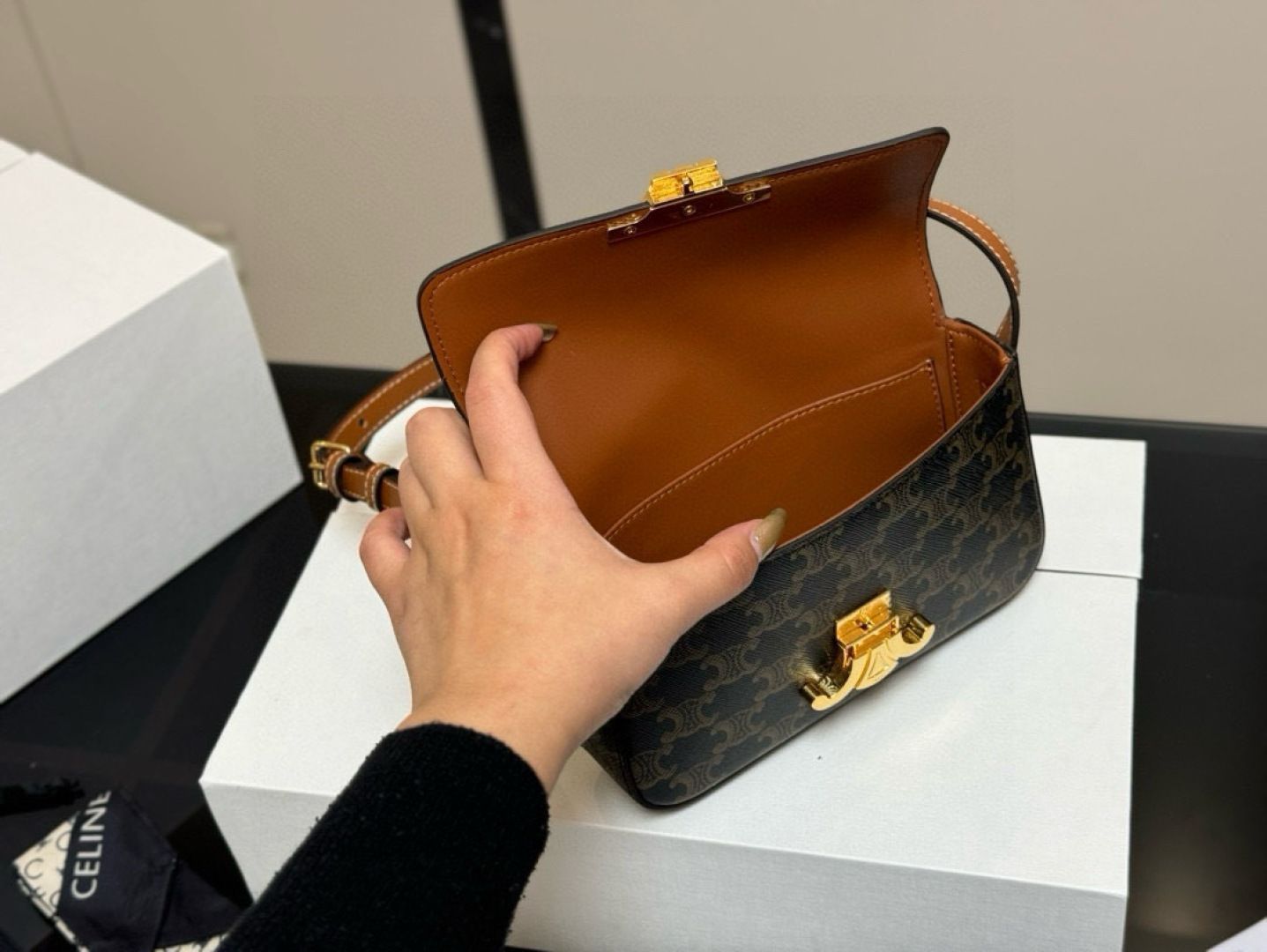 セリーヌ キュイール トリオンフ アンダーアームバッグ Celine] アンダーアームバッグ トリオンフデザイン - 専用