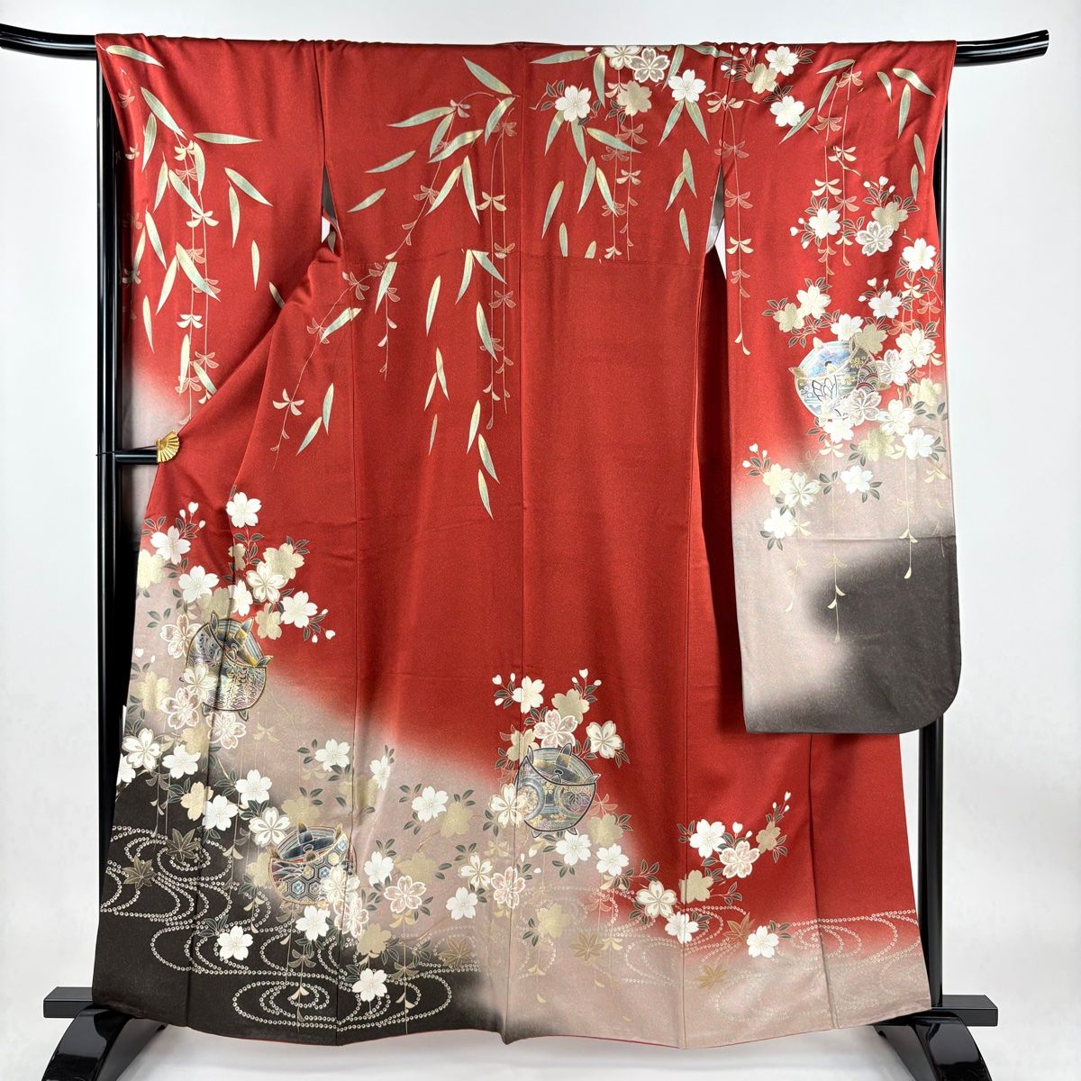 美品 本振袖 刺繍 絞り 多色 菊 桜 金彩加工 トールサイズ 身丈166cm 振袖 刺繍 銀通し 金彩 紋意匠 振りぼかし胴裏 身丈166cm 撥水加工済