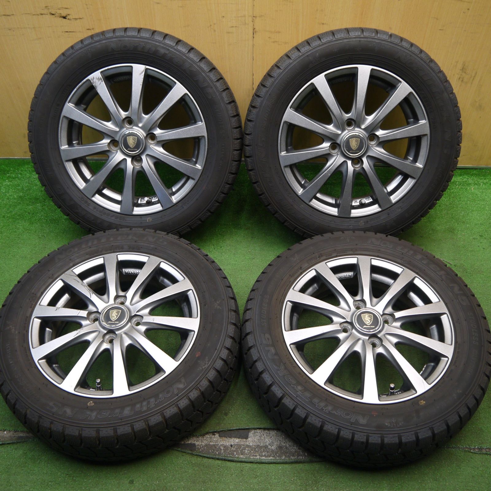 バリ溝！23年！9.5分以上スタッドレス 165/65R14 オートバックス