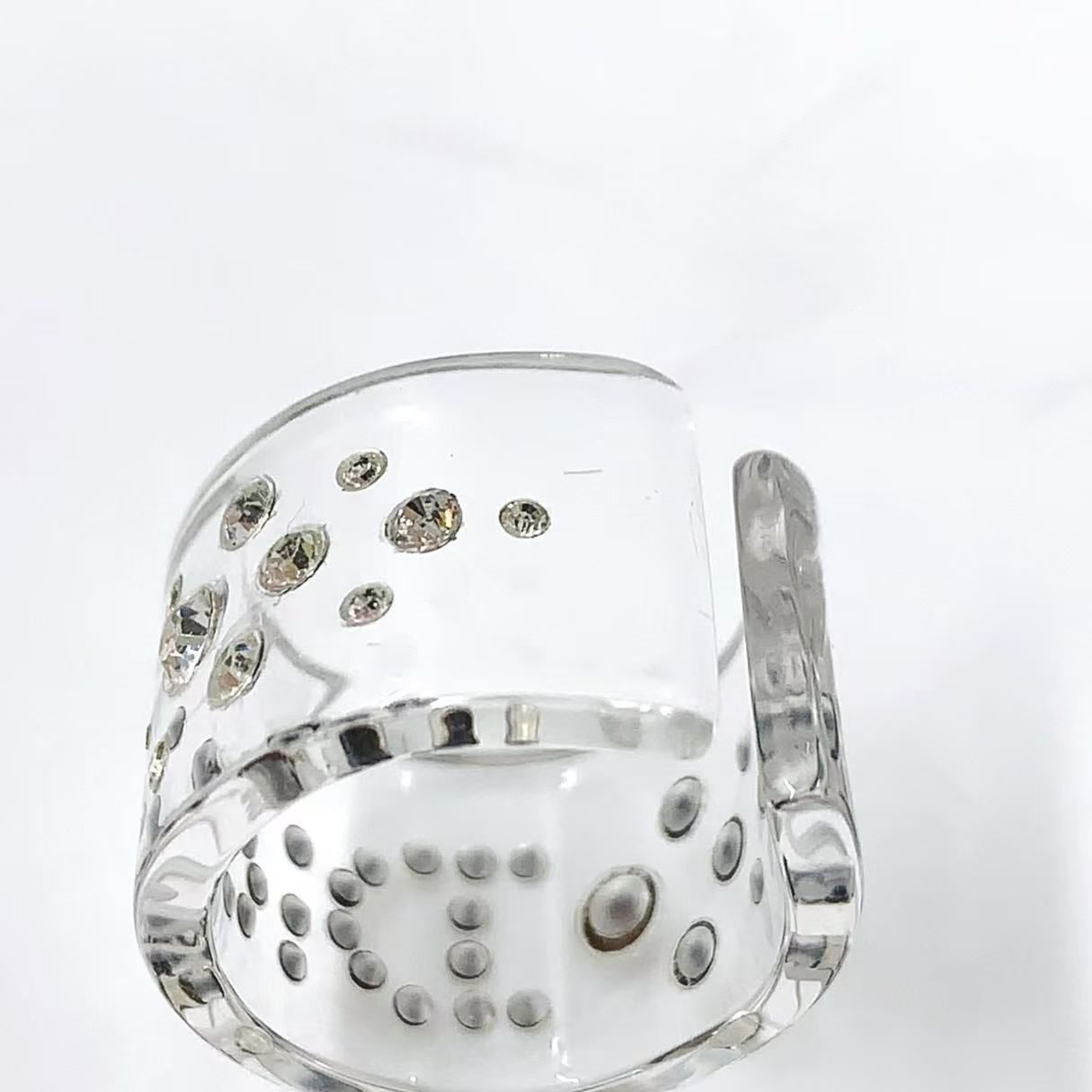 美品 Christian Dior クリアリング ロゴ ラインストーン 高級 美品 Christian Dior クリアリング ロゴ ラインストーン 高級