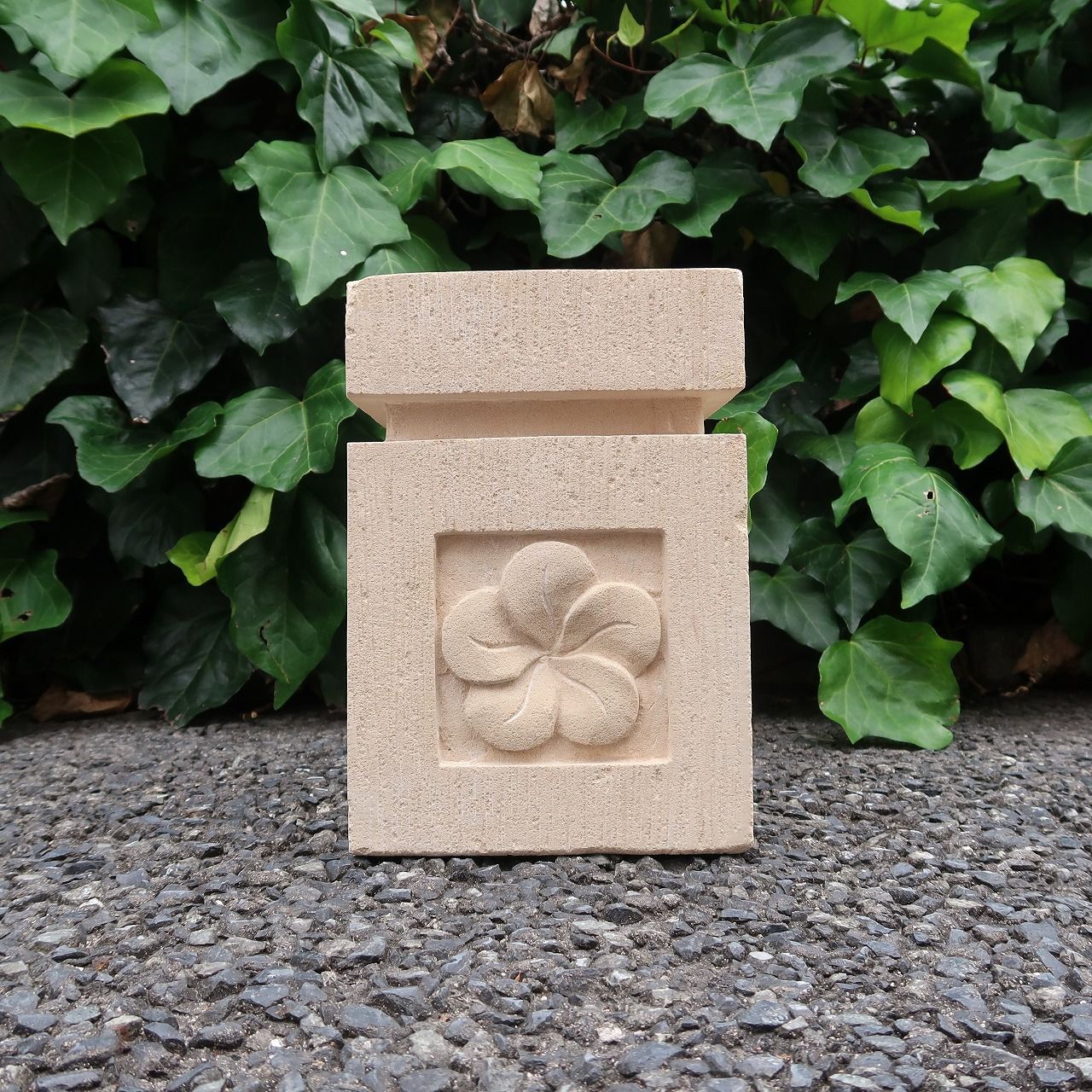 プルメリア石像スタンド パラスストーン アジア雑貨 バリ雑貨 ハワイアン雑貨 リゾート 石像台座 花台 庭 ガーデンオーナメント 建材 花柄 フランジパニ 250849