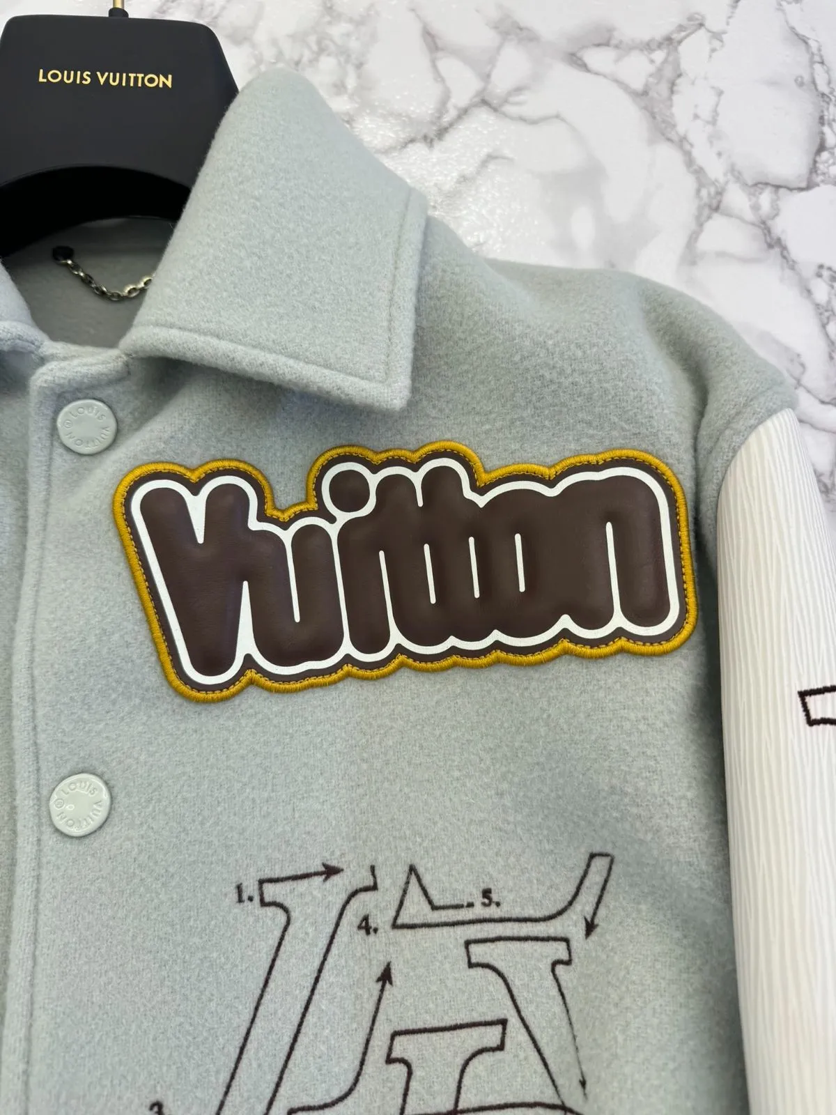 極美品 23AW LOUIS VUITTON ルイヴィトン バーシティレザーブルゾン 