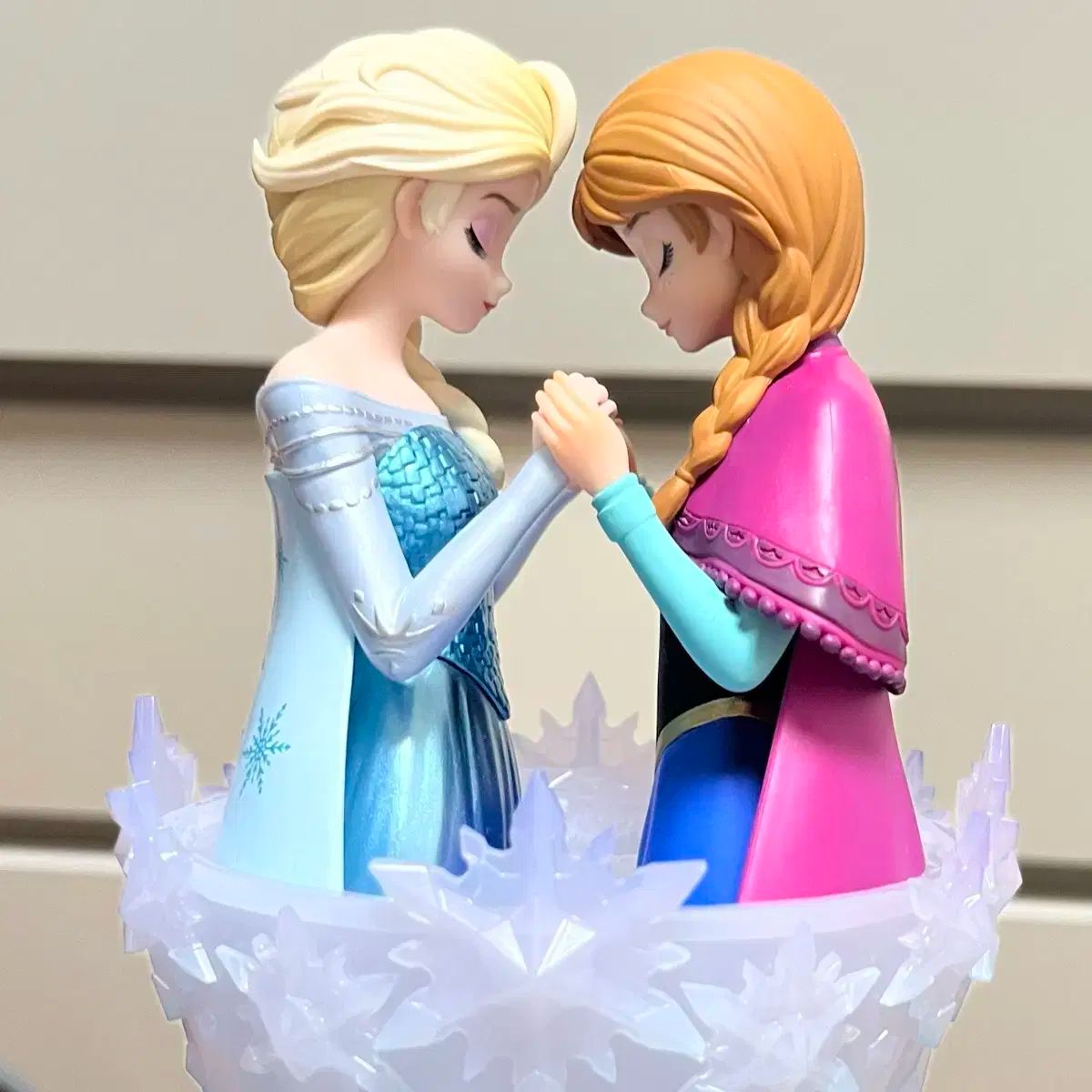 アナと雪の女王 一番くじ フィギュア アナ＆エルサのフィギュアが当たる！「一番くじ〈ディズニー