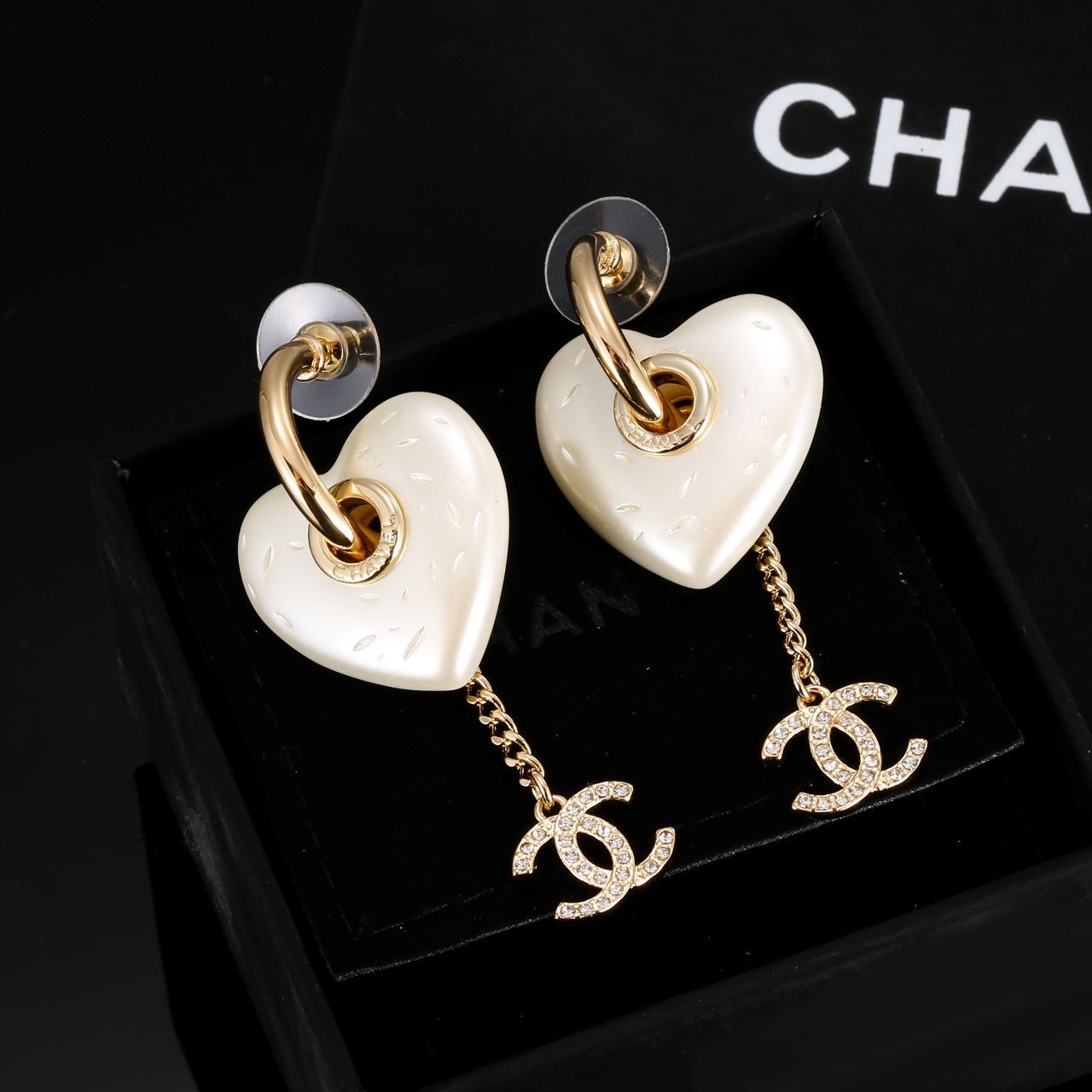 今日 Chanel シャネル 浅金色ハート型イヤリング 最新潮流に追いつく早春モデル ??