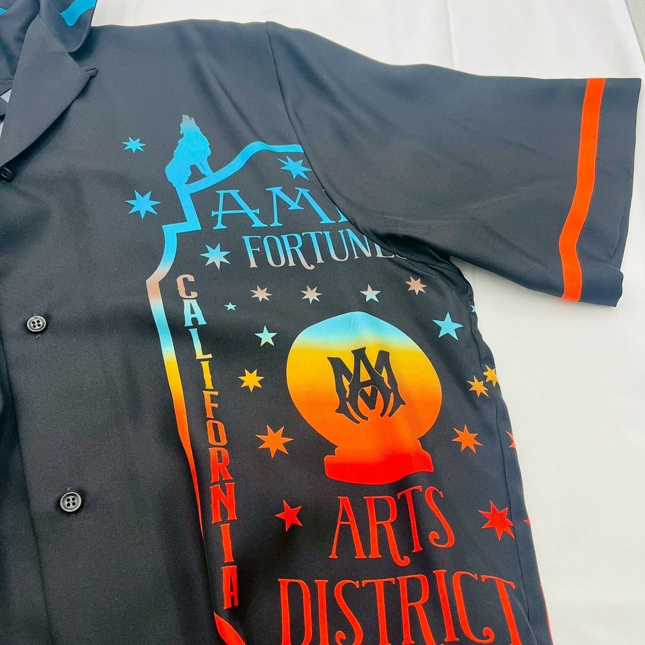 国内発 AMIRI ロゴフロントボタン半袖ボウリングシャツ グラデーション ボウリング シャツ - ブルー – Feature