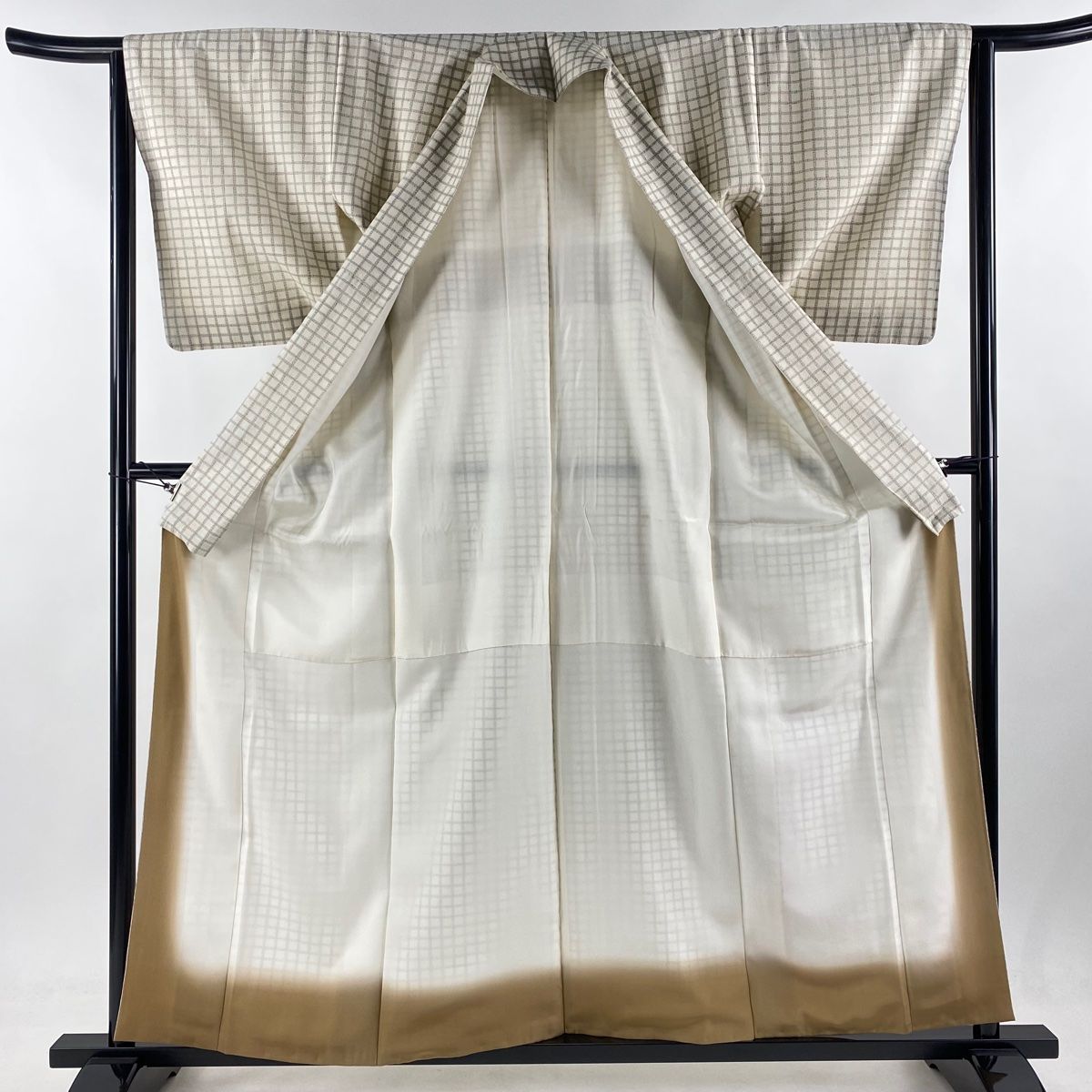 【美品】 結城紬 身丈159.5cm 裄丈64cm 正絹 逸品 【中古】 美品】 紬 身丈159.5cm 裄丈63.5cm S 単衣 縞 幾何学 薄茶色 正絹 名品