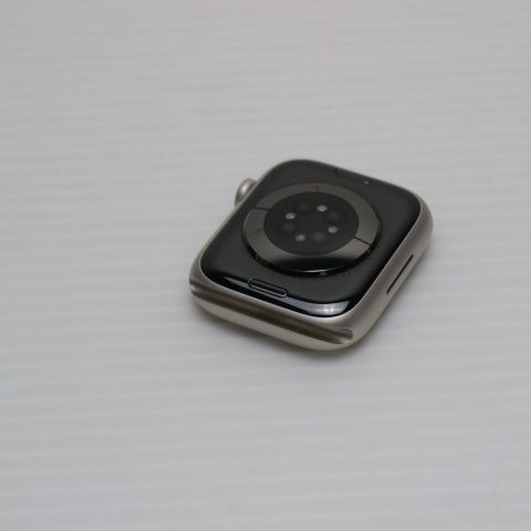 Apple Watch Series8 45mm GPS スターライト スマホ 土日祝発送 07000