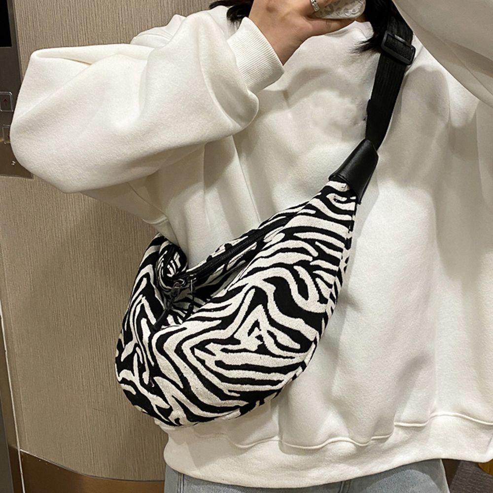 nouer ゼブラ柄ボディバッグ☆人気完売品 nouer ゼブラ柄ボディバッグ☆人気完売品