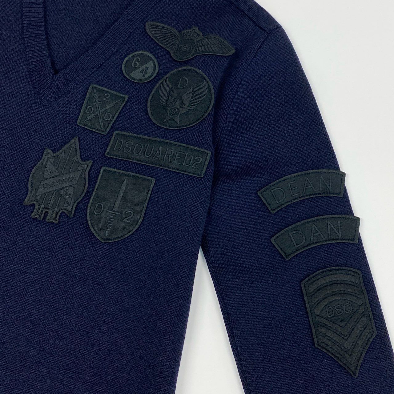 32j3 DSQUARED2 ディースクエアード イタリア製 Vネック ロゴワッペン