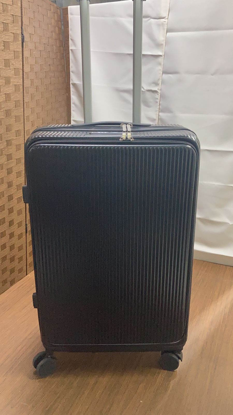 隠しフック付きスーツケース　Mサイズ　ブラック拡張ファスナー