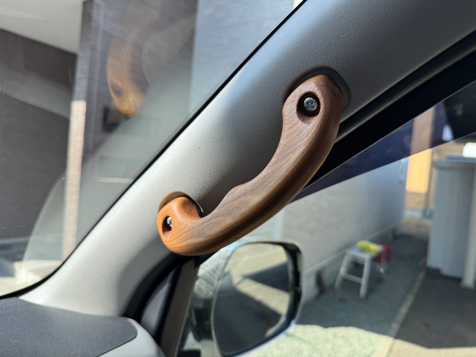 ハイエース200系 銘木製アシストグリップ