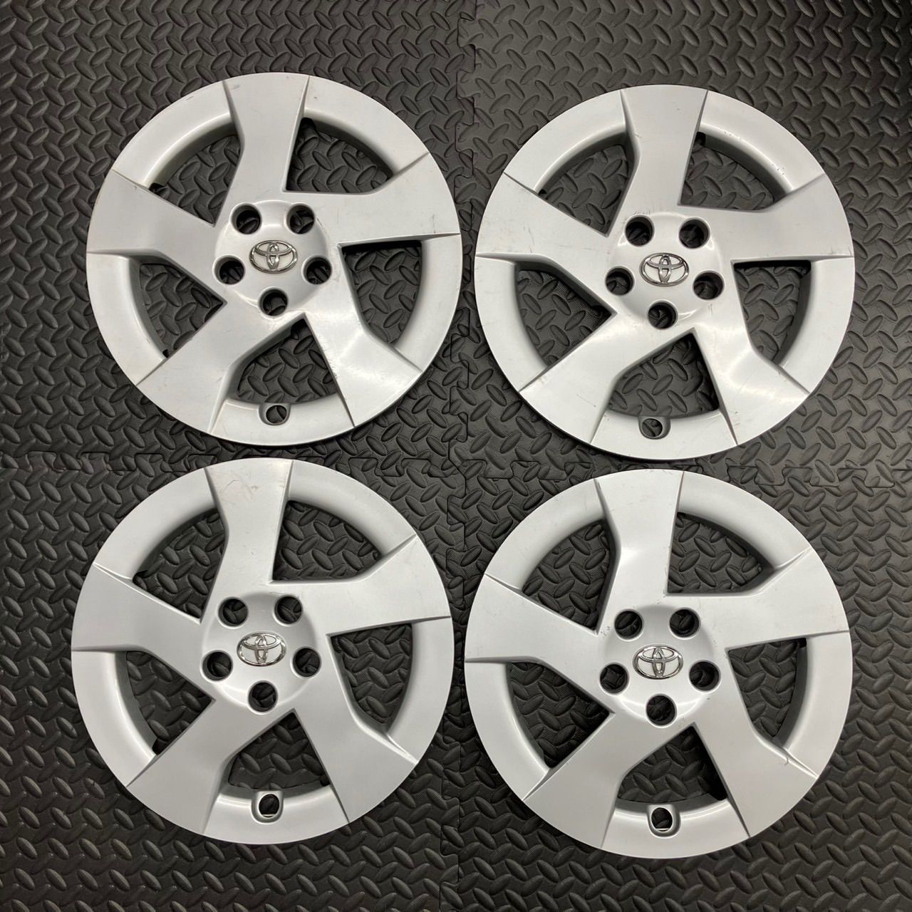トヨタ プリウス 30系前期 ホイールキャップ 4枚 ホイールカバー