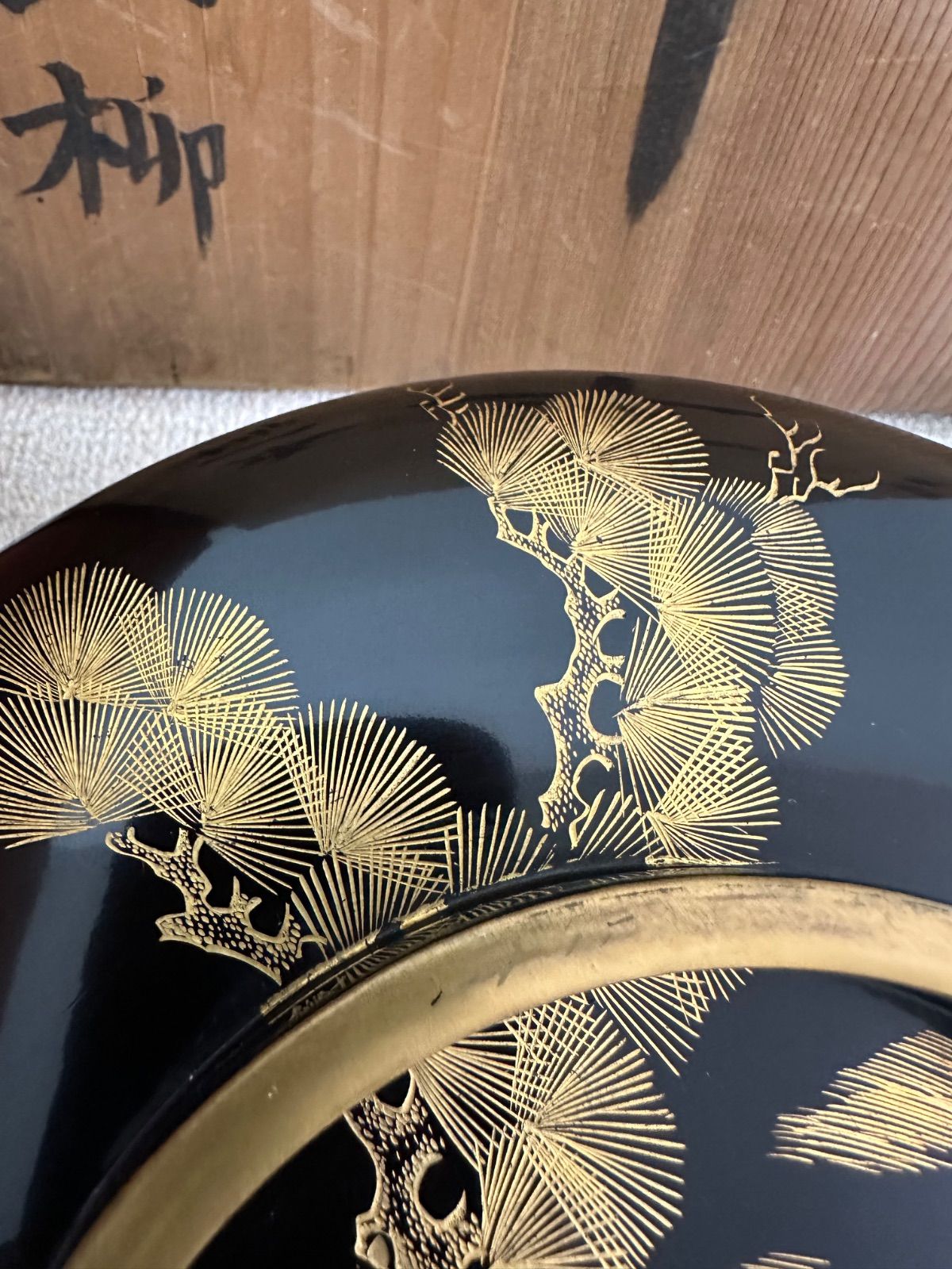 漆器 金彩松に鷹の図