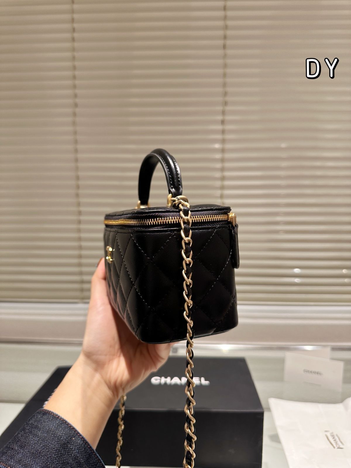 【美品】CHANEL リップスティックケース 20AW 今日特価】CHANEL リップスティックケース ハンドル付き メイク