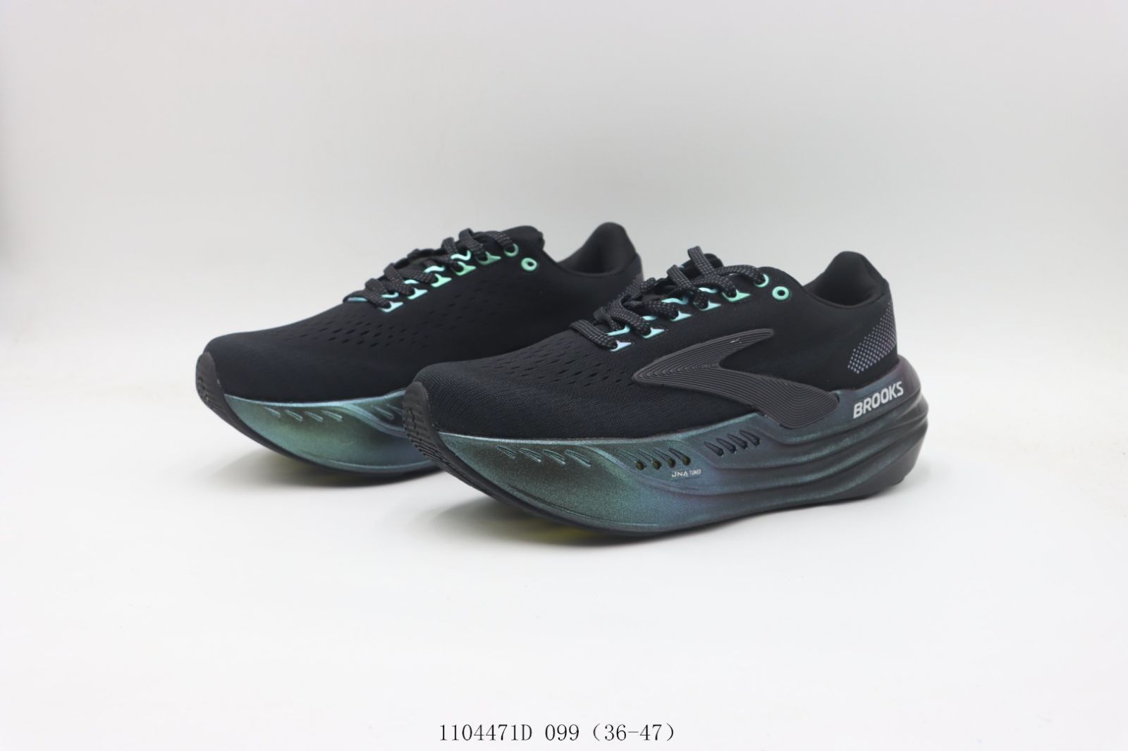 ブルック 今日特価】ブルックス（Brooks）のスニーカー、ブラックブルー