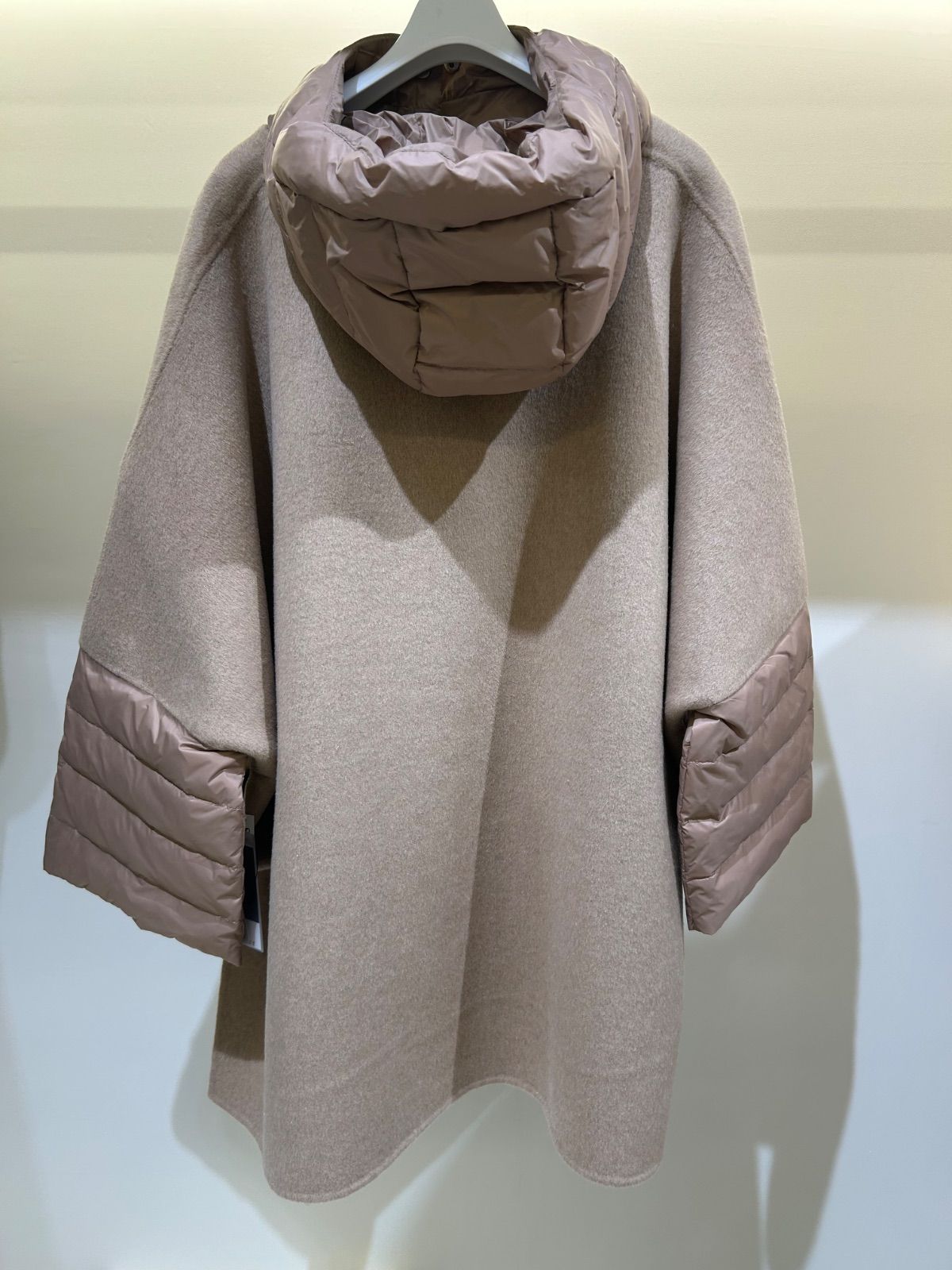 美品】 バーニーズニューヨーク ファー付ニットポンチョ 近年モデル 美