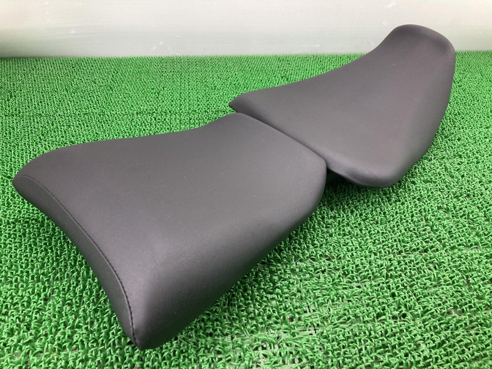 MT-09トレーサー シート 前後 2PP ヤマハ 純正 バイク 部品 RN36J セット コンディション良好 破れ無し 品薄 車検 Genuine 【中古】 81 MT-09トレーサー シート 前後 2PP ヤマハ 純正 中古 バイク 部品 RN36J