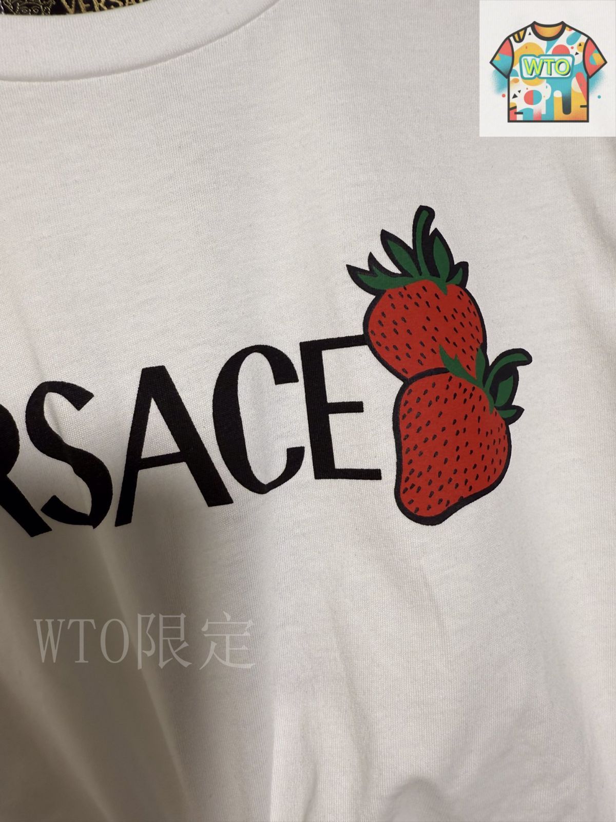 Tシャツ・カットソー VERSACE 'Strawberry patch' T-shirt 今日特価】VERSACE Strawberry Print Logo Pin-Embellished Crop
