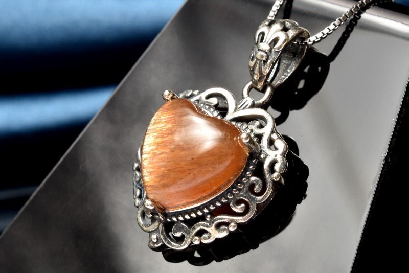 月と太陽を象徴する魔石『ラブラドライト』マクラメ編みトップ