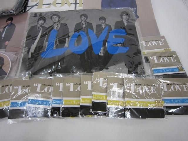嵐 Love コンサートグッズ Tシャツ ポーチ バッグ スカーフ2013 Amazon.co.jp: 嵐 Love グッズ ポーチ 大 ARASHI LIVE Tour 2013