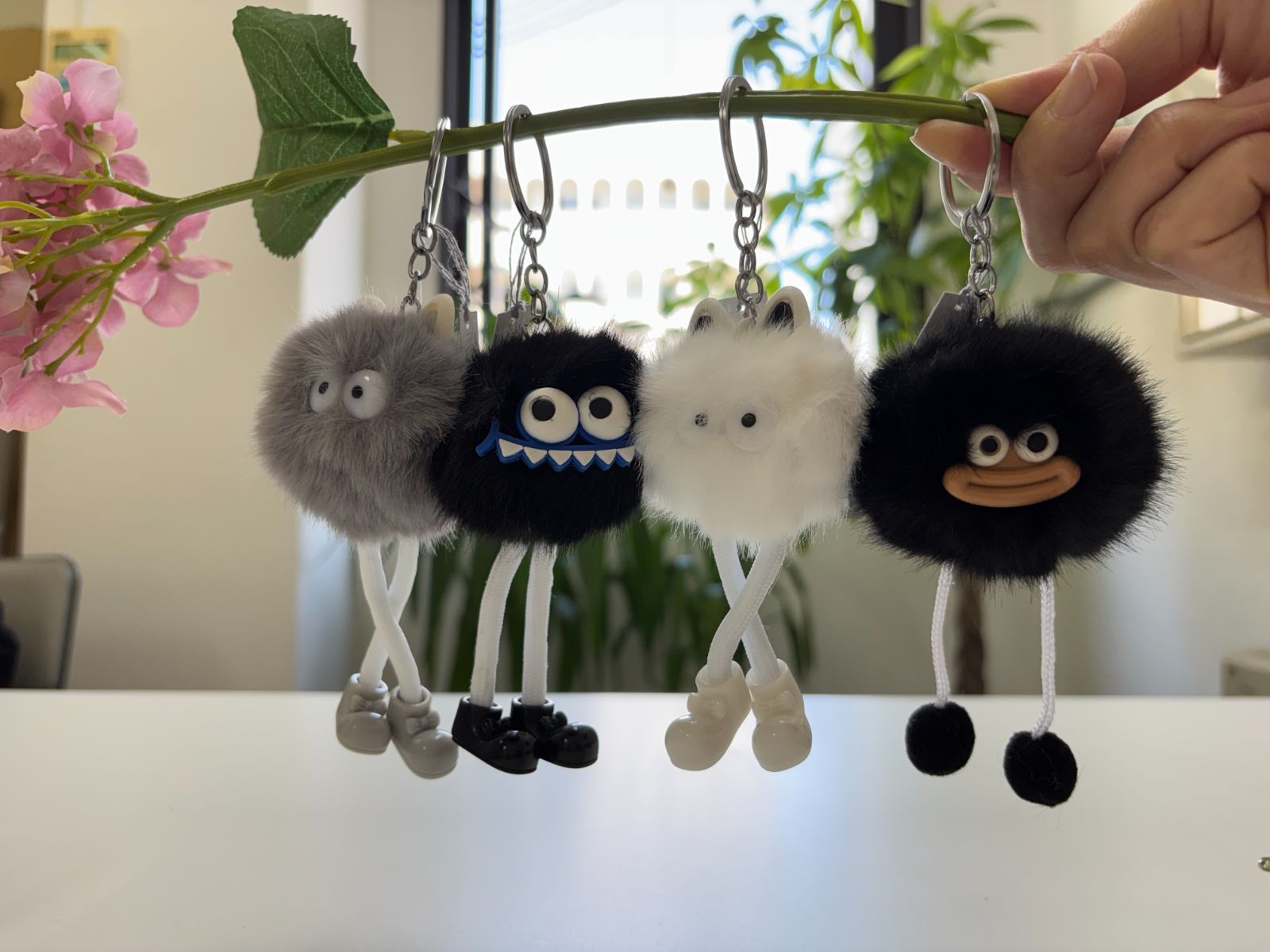 ぬいぐるみキーホルダー モンスター2本足 ふわふわ(#10000103) - メルカリ