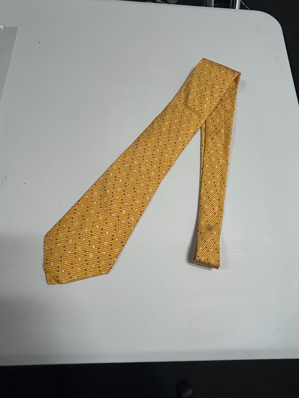 ✨新品未使用✨エルメス ネクタイ イエロー 花柄 シルク100% エルメス HERMES ネクタイ シルク 総柄 花柄 フラワー 楽器 蝶