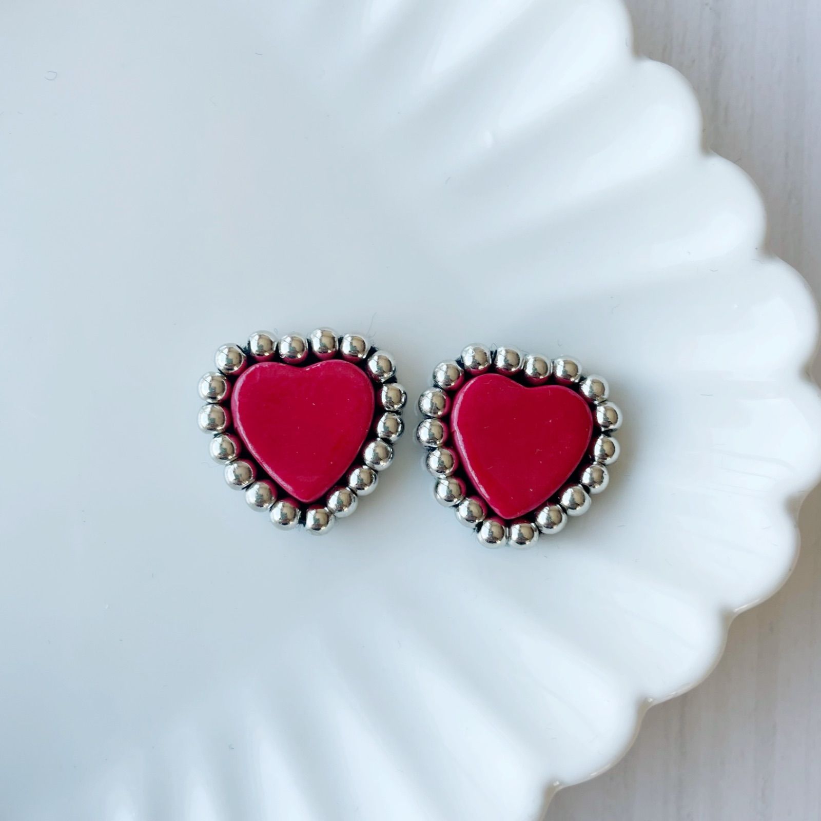 【ペパーミントヨーゼフ】オートクチュールビーズ刺繍　赤ハートピアス&PIN 赤いハート ビーズステッチ ピアス/イヤリング RED ピアス