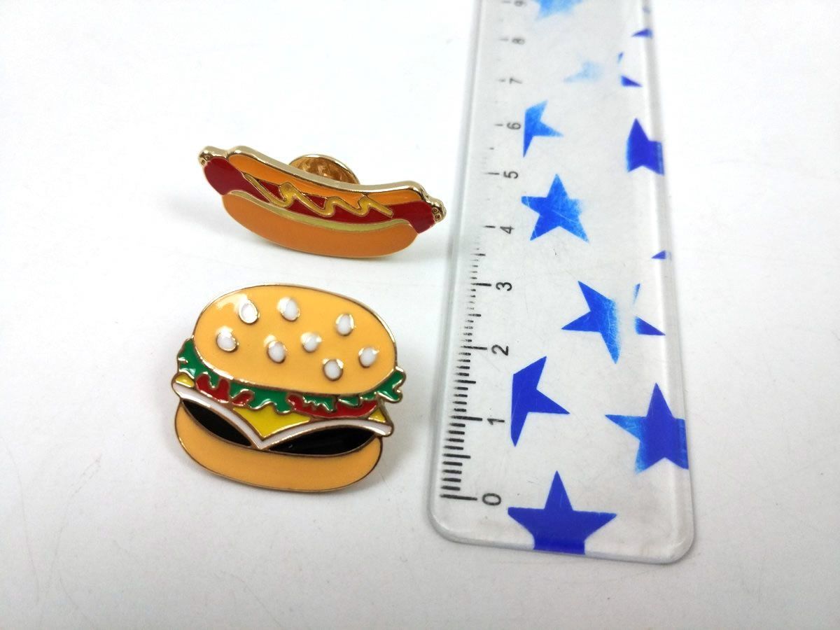 【マクドナルド 】ハンバーガークッションとバッジセット・ピンズ ハンバーガー＋ホットドッグ ピンバッジ 2個セット ピンズ 面白