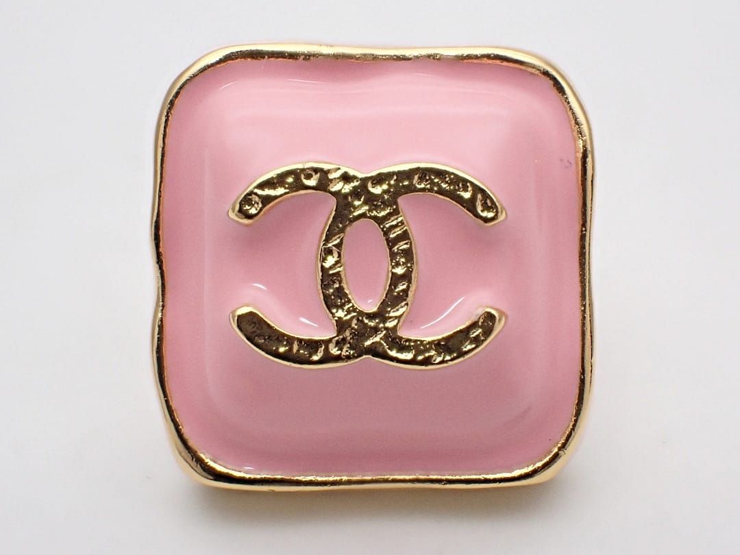 CHANEL ロゴデザイン スタッドピアス すぐ届く*国内発送【CHANEL】シャネル スタッド ピアス CCロゴ