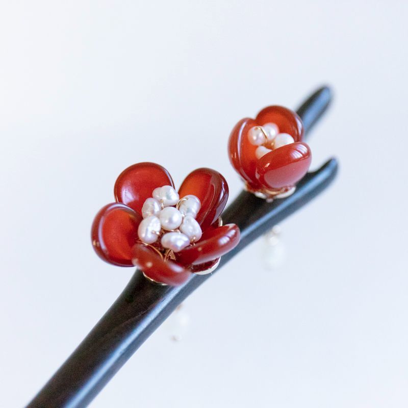 【新作，新品】 枝に咲く紅梅　天然石赤瑪瑙の梅　かんざし　木製　檀木　黒檀木 その他