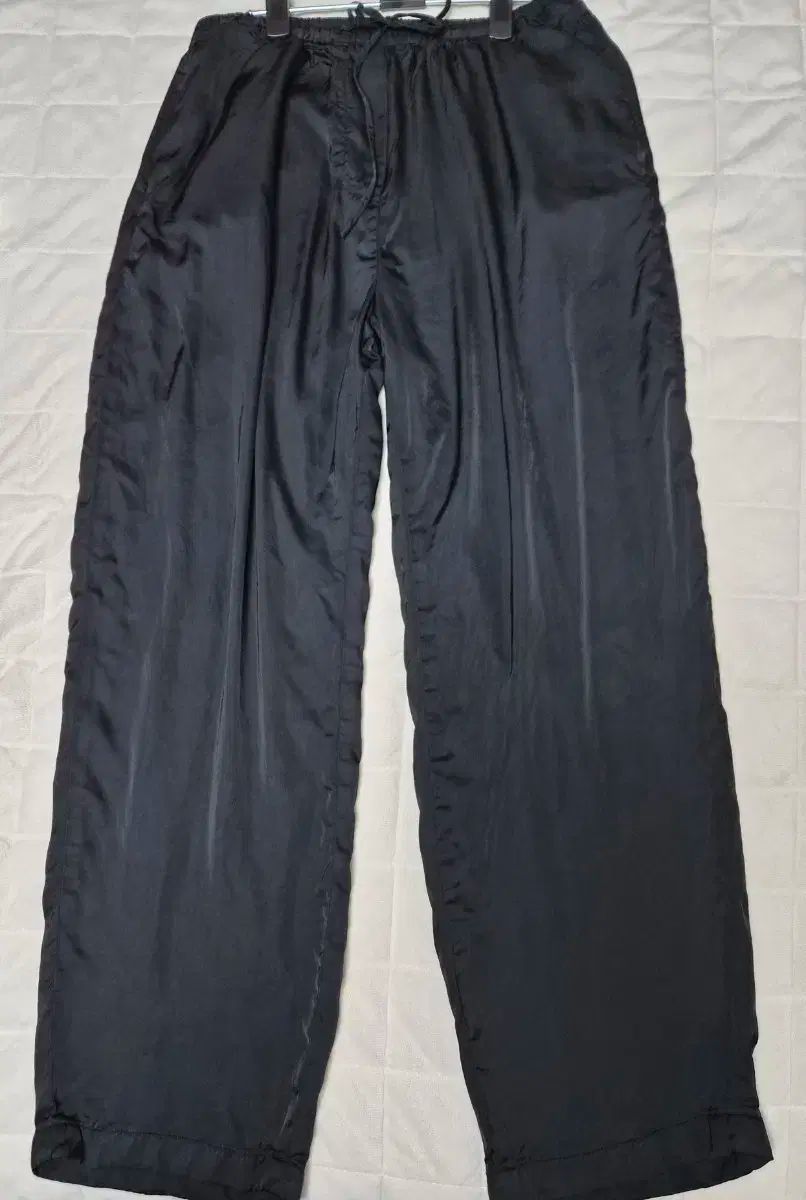 アモーメント ブラック サテン スラックス ウエストゴム