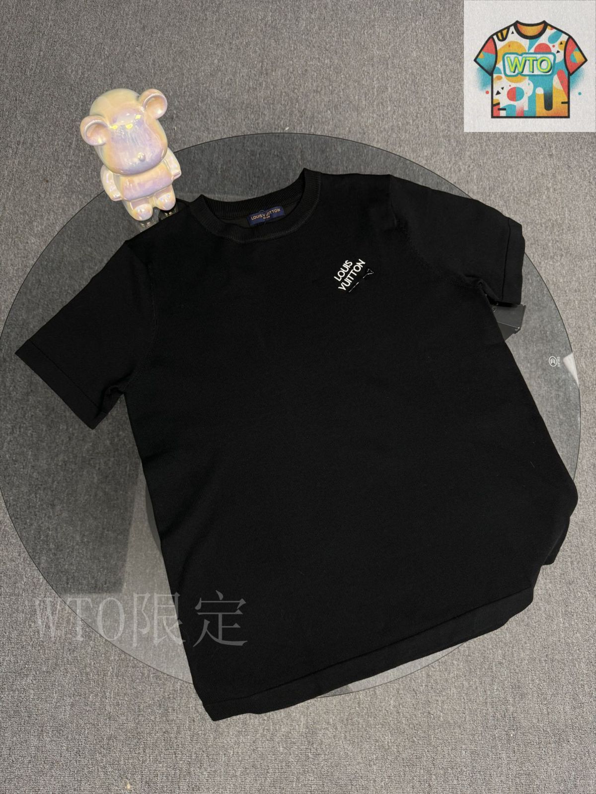 【25SS ユニークでクール /黒】Louis Vuitton ニットＴシャツ 今日特価】Louis Vuitton/LV ルイヴィトン 25SS 刺繍ロゴ T