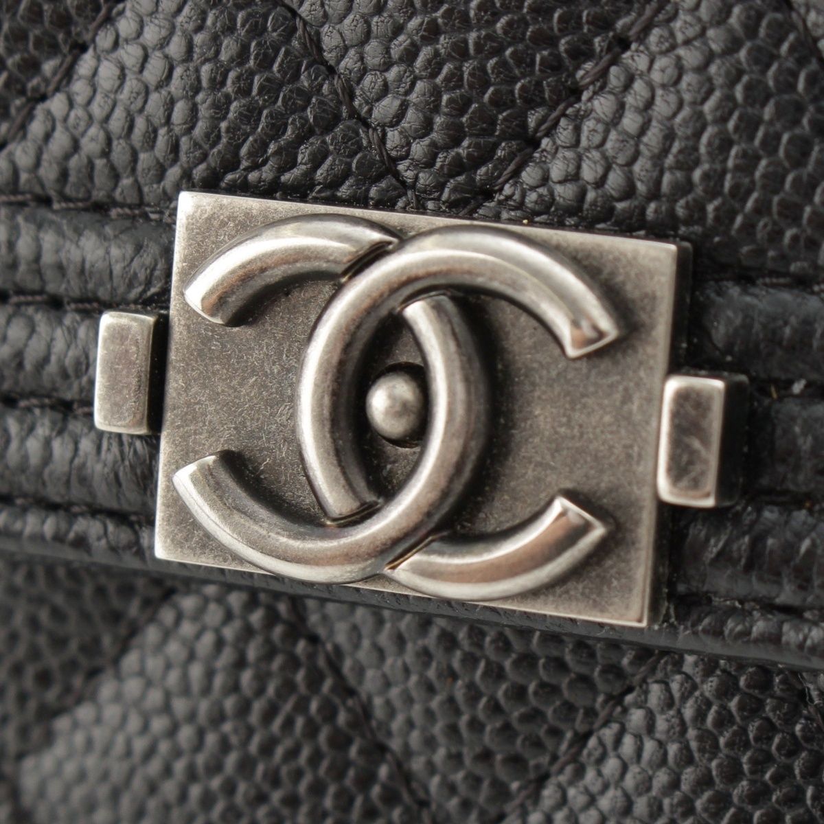 シャネル 25番台 ボーイシャネル キャビアスキン ココマーク 三つ折り  